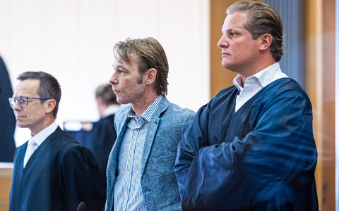 Christian B. (M.) kam am Freitag wieder ohne Rollstuhl in den Prozesssaal - Foto: Moritz Frankenberg/dpa Pool/dpa