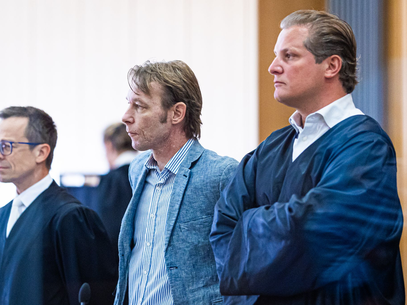 Christian B. (M.) kam am Freitag wieder ohne Rollstuhl in den Prozesssaal - Foto: Moritz Frankenberg/dpa Pool/dpa