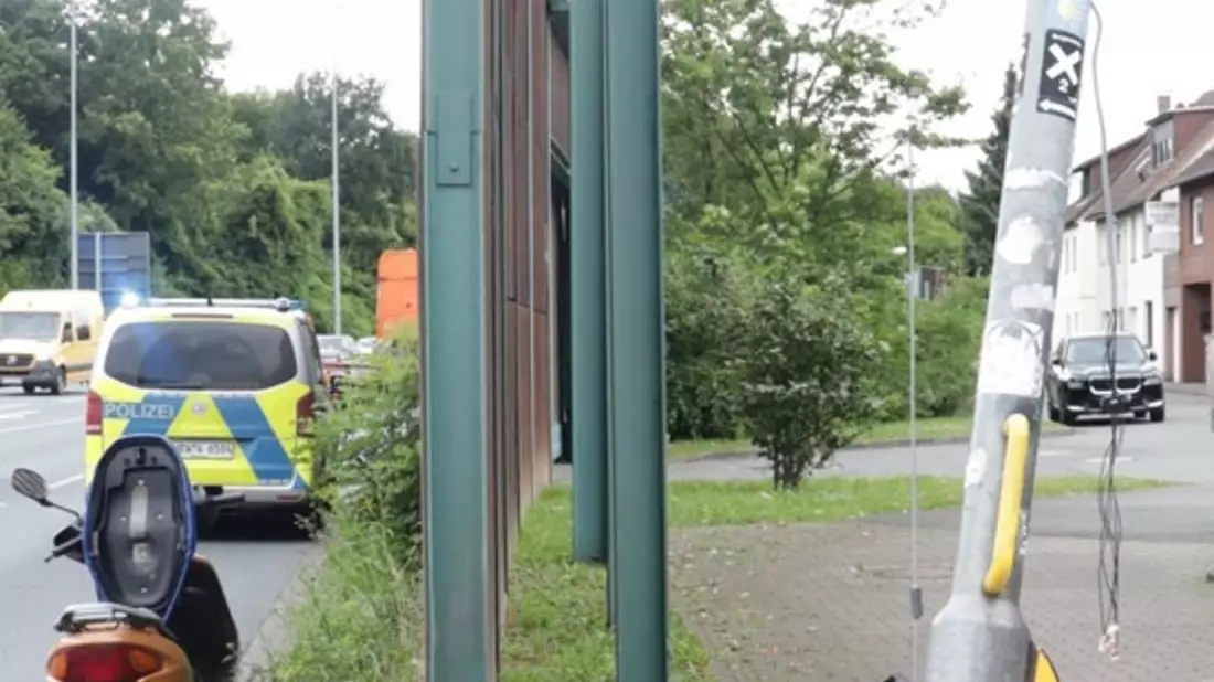 POL-HX: Abbiegevorgang endet vor Ampelmast - eine Person leicht verletzt - Bild: presseportal.de