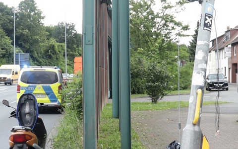 POL-HX: Abbiegevorgang endet vor Ampelmast - eine Person leicht verletzt - Foto: presseportal.de
