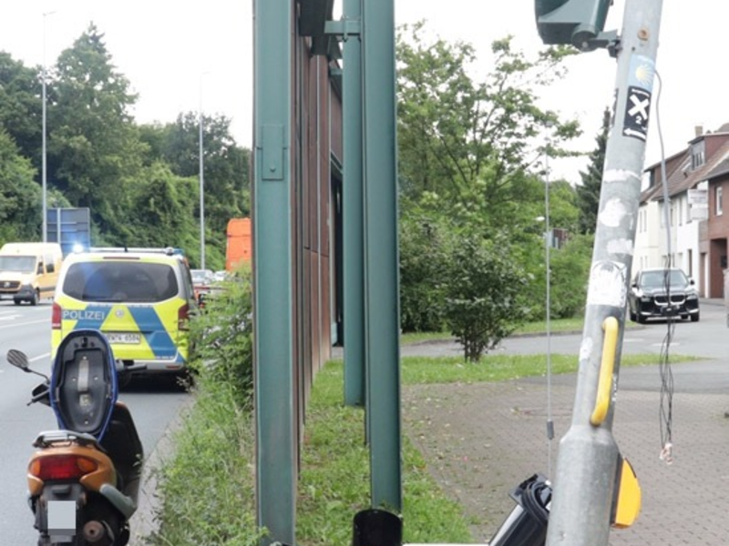 POL-HX: Abbiegevorgang endet vor Ampelmast - eine Person leicht verletzt - Foto: presseportal.de