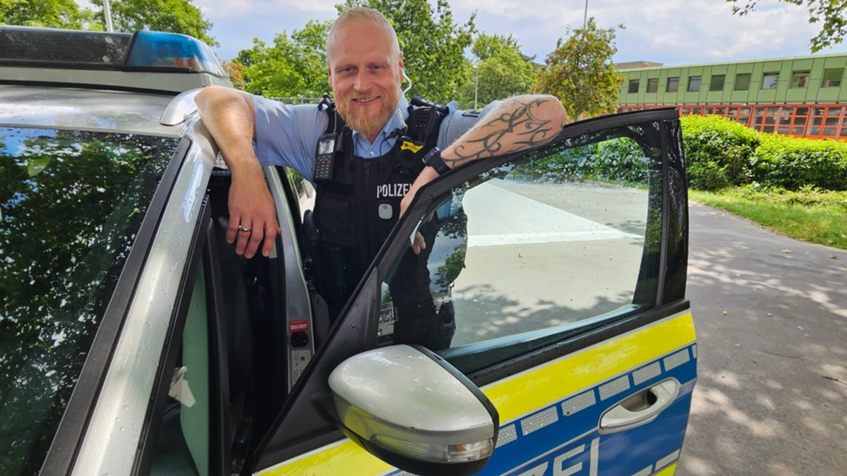 POL-DN: Ein guter Draht zu den Menschen vor Ort - Polizeihauptkommissar Marcel Krallmann ist neuer Bezirksdienstbeamter für den Bereich Düren Süd-Ost - Foto: presseportal.de