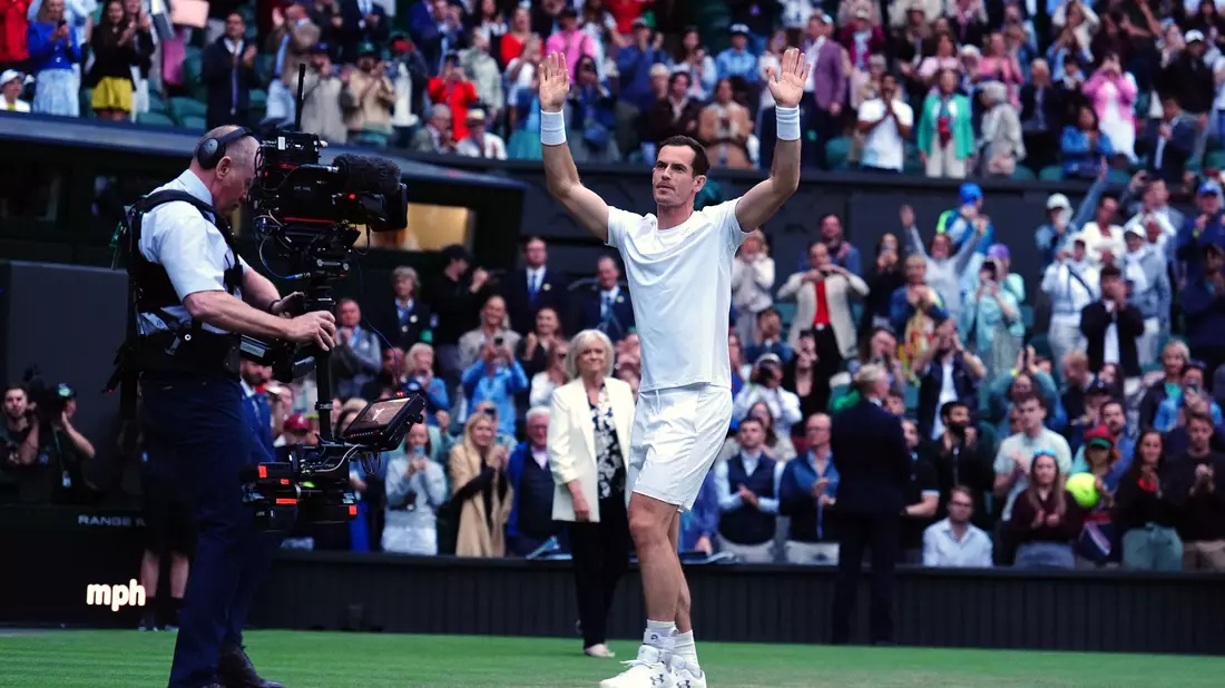 Nach seinem Aus im Doppel mit seinem Bruder war Andy Murray zu Tränen gerührt. - Bild: Mike Egerton/PA Wire/dpa