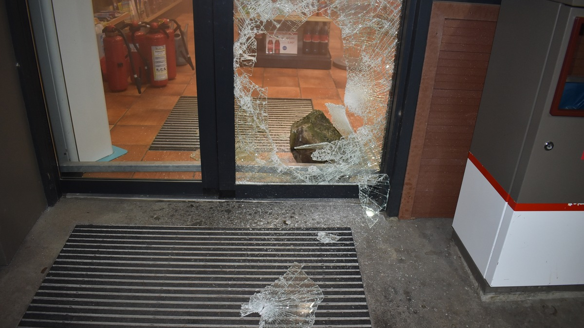 POL-AC: Versuchter Einbruch in Tankstelle - Täter flüchten - Foto: presseportal.de