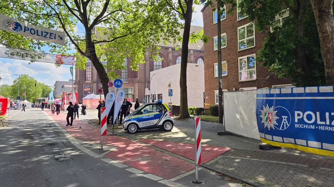 POL-BO: Bochum Total: Erster Tag verlief überwiegend friedlich - Polizei ist mit Mobiler Wache vor Ort - Bild: presseportal.de