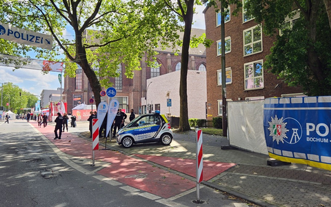 POL-BO: Bochum Total: Erster Tag verlief überwiegend friedlich - Polizei ist mit Mobiler Wache vor Ort - Foto: presseportal.de POL-BO: Bochum Total: Erster Tag verlief überwiegend friedlich - Polizei ist mit Mobiler Wache vor Ort - Foto: presseportal.de