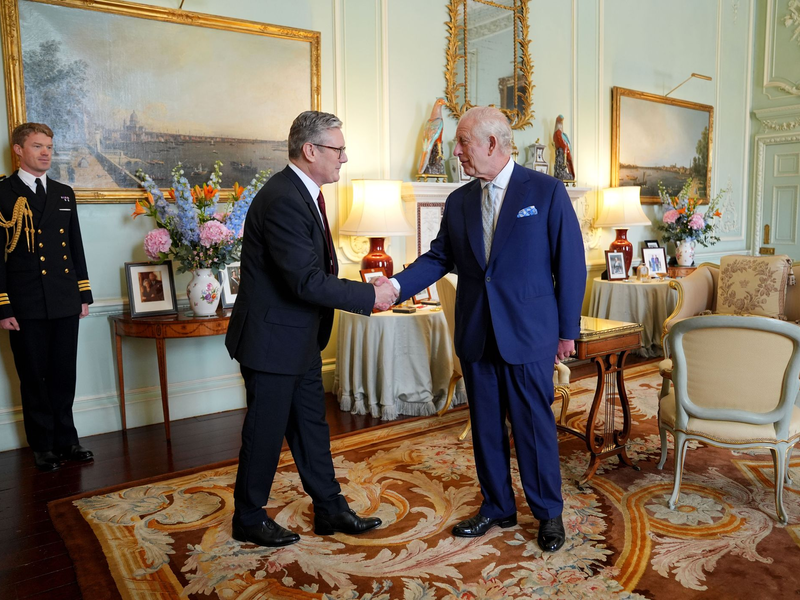 Das Vereinigte Königreich hat einen neuen Regierungschef: Keir Starmer, hier mit König Charles. - Foto: Yui Mok/PA Wire/dpa