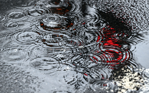 Am Wochenende wird es wieder nass. - Foto: Federico Gambarini/dpa