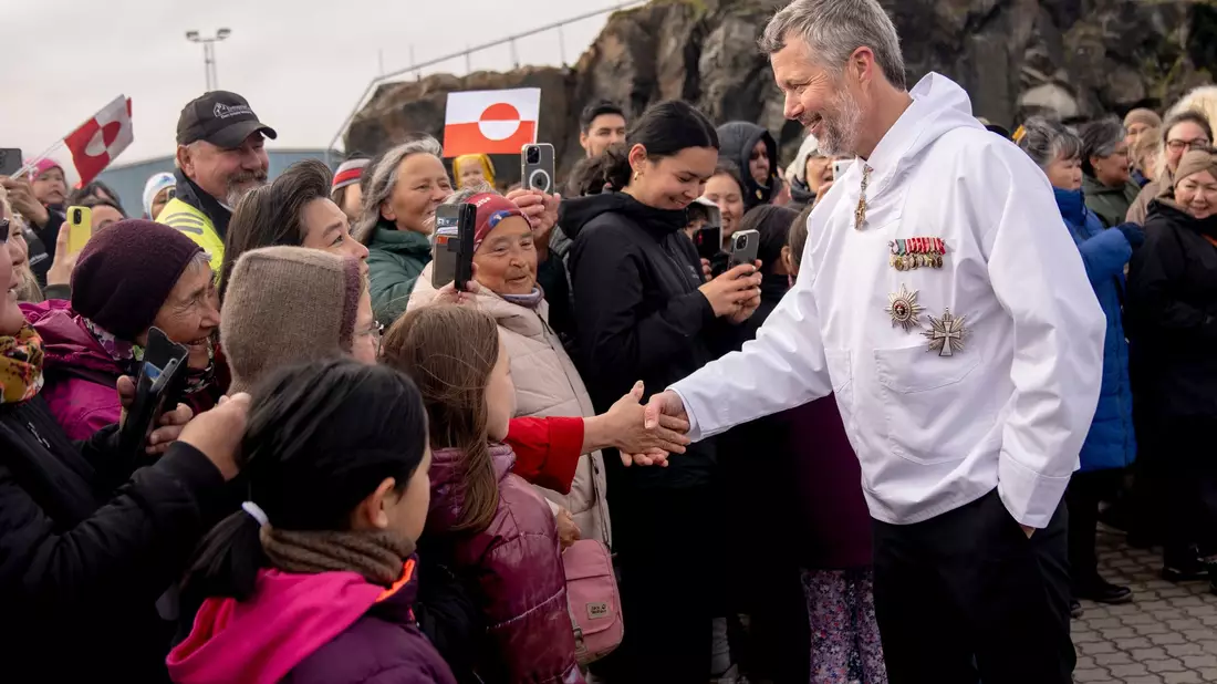Royaler Besuch auf größter Insel der Erde: Dänemarks König Frederik X. ist in dieser Woche in Grönland zu Gast. - Bild: Ida Marie Odgaard/Ritzau Scanpix Foto via AP/dpa