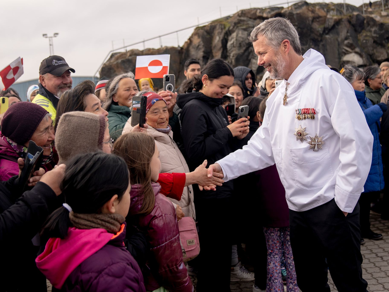 Royaler Besuch auf größter Insel der Erde: Dänemarks König Frederik X. ist in dieser Woche in Grönland zu Gast. - Foto: Ida Marie Odgaard/Ritzau Scanpix Foto via AP/dpa