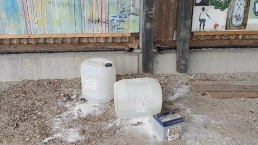 POL-UL: (GP) Ebersbach an der Fils - Autobatterie und Kanister illegal entsorgt / Bei Ermittlungen wegen einer Umweltstraftat in Ebersbach a.d. Fils hofft die Polizei jetzt auf Zeugenhinweise. - Bild: presseportal.de