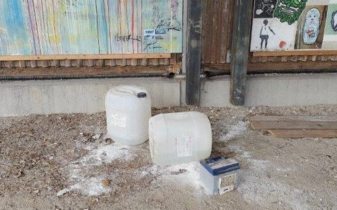 POL-UL: (GP) Ebersbach an der Fils - Autobatterie und Kanister illegal entsorgt / Bei Ermittlungen wegen einer Umweltstraftat in Ebersbach a.d. Fils hofft die Polizei jetzt auf Zeugenhinweise. - Foto: presseportal.de POL-UL: (GP) Ebersbach an der Fils - Autobatterie und Kanister illegal entsorgt / Bei Ermittlungen wegen einer Umweltstraftat in Ebersbach a.d. Fils hofft die Polizei jetzt auf Zeugenhinweise. - Foto: presseportal.de