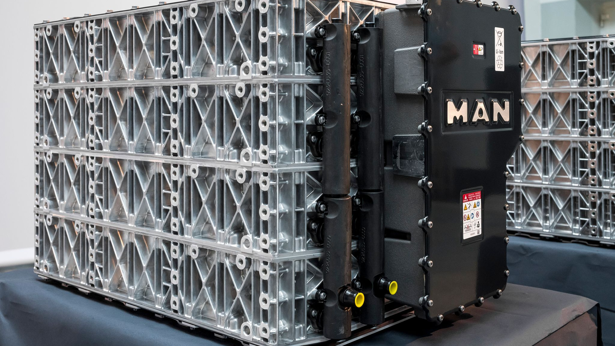 Die gewaltigen Akkupacks, die MAN in seinen Elektro-Lastwagen verbauen will, könnten künfitg auch in Salzgitter entstehen. - Foto: Daniel Vogl/dpa