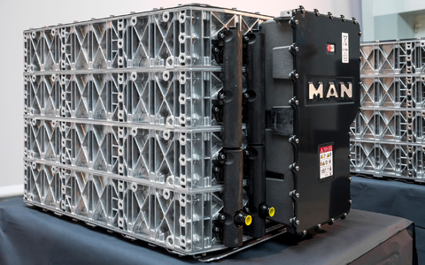 Die gewaltigen Akkupacks, die MAN in seinen Elektro-Lastwagen verbauen will, könnten künfitg auch in Salzgitter entstehen. - Foto: Daniel Vogl/dpa