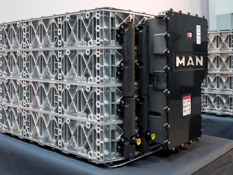Die gewaltigen Akkupacks, die MAN in seinen Elektro-Lastwagen verbauen will, könnten künfitg auch in Salzgitter entstehen. - Foto: Daniel Vogl/dpa