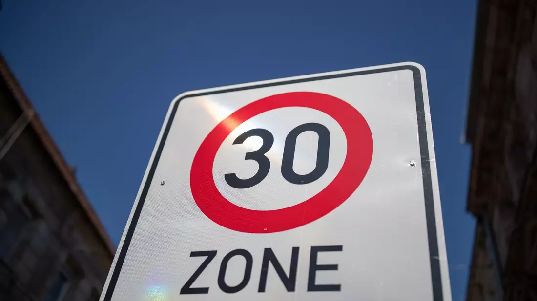 Lückenschlüsse zwischen Tempo 30-Zonen sollen einfacher werden. - Bild: Daniel Karmann/dpa