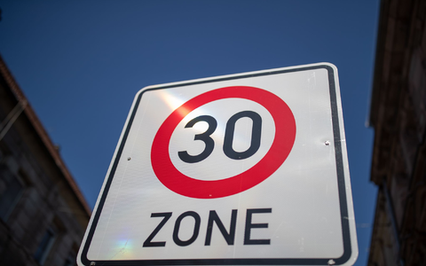 Lückenschlüsse zwischen Tempo 30-Zonen sollen einfacher werden. - Foto: Daniel Karmann/dpa