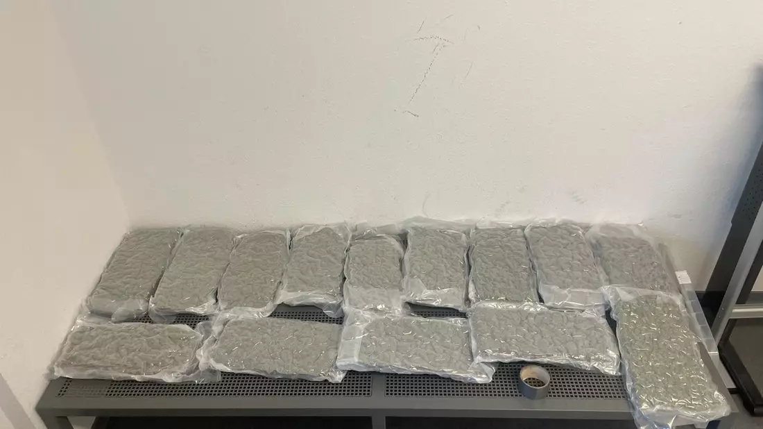 BPOL NRW: Bundespolizei stellt 8,2 Kilogramm Marihuana im Wert von 82.000 EUR auf der Autobahn 52 sicher - Bild: presseportal.de