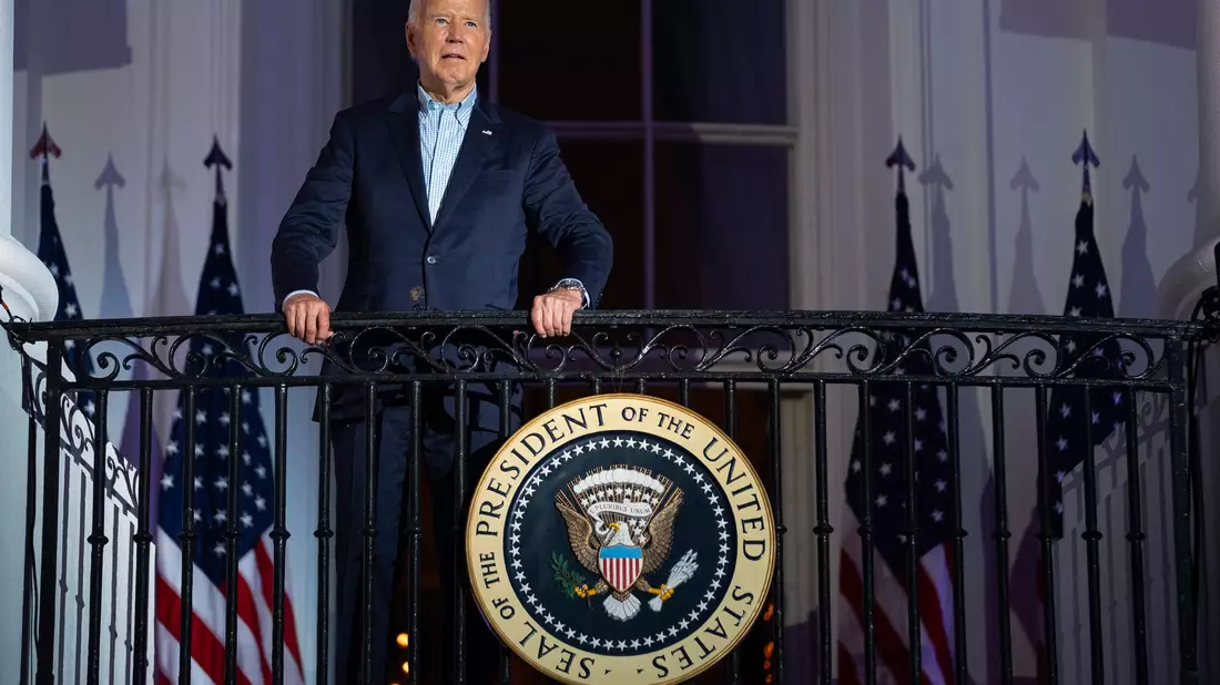 US-Präsident Biden und seine Vize Kamala Harris schauen sich mit ihren Familien das Feuerwerk zum Nationalfeiertag an. - Bild: Evan Vucci/AP/dpa