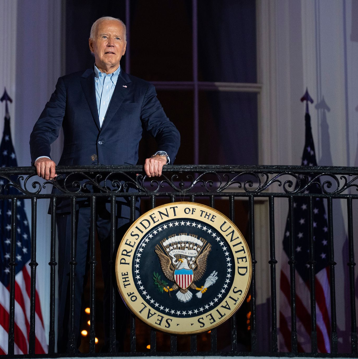 US-Präsident Biden und seine Vize Kamala Harris schauen sich mit ihren Familien das Feuerwerk zum Nationalfeiertag an. - Foto: Evan Vucci/AP/dpa