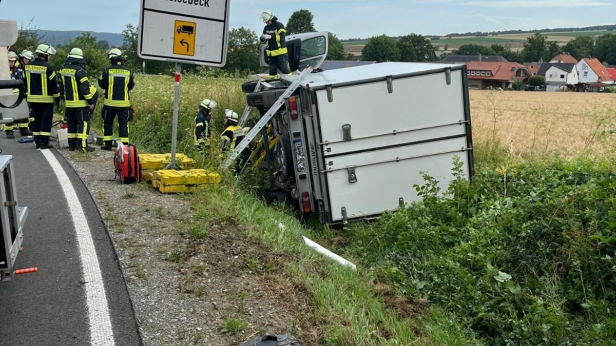 POL-HX: Transporter rutscht in Graben und kippt zur Seite - Foto: presseportal.de
