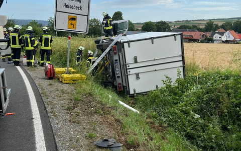 POL-HX: Transporter rutscht in Graben und kippt zur Seite - Foto: presseportal.de