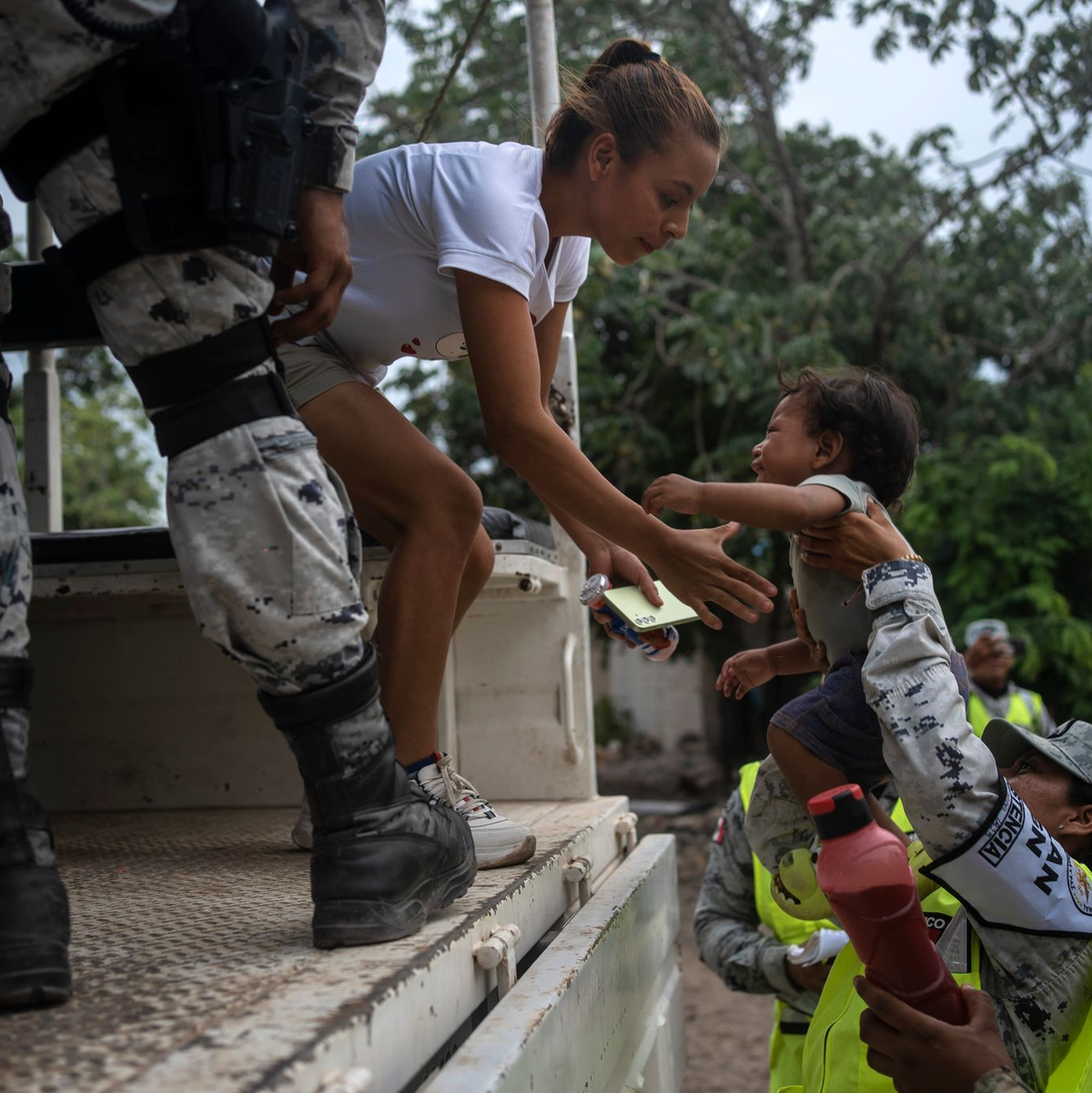 Soldaten der Nationalgarde sind im Einsatz. - Foto: Felix Marquez/dpa