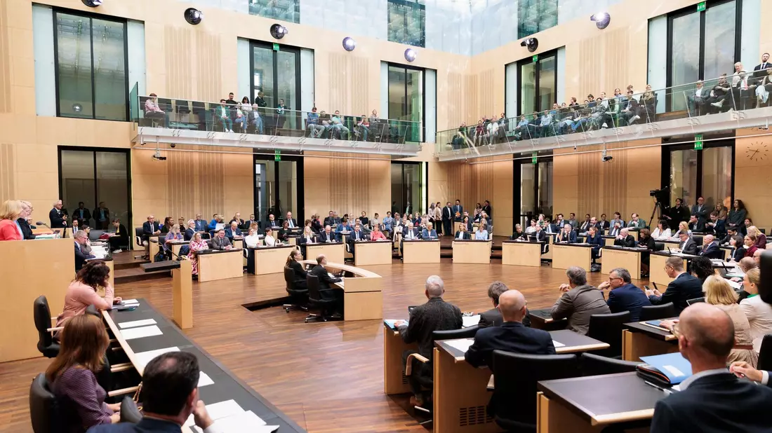 Gründe für die höheren Pflegekosten sind gestiegene Energie- und Lebensmittelkosten sowie höhere Löhne der Pflegekräfte. (Archivbild) - Bild: Carsten Koall/dpa