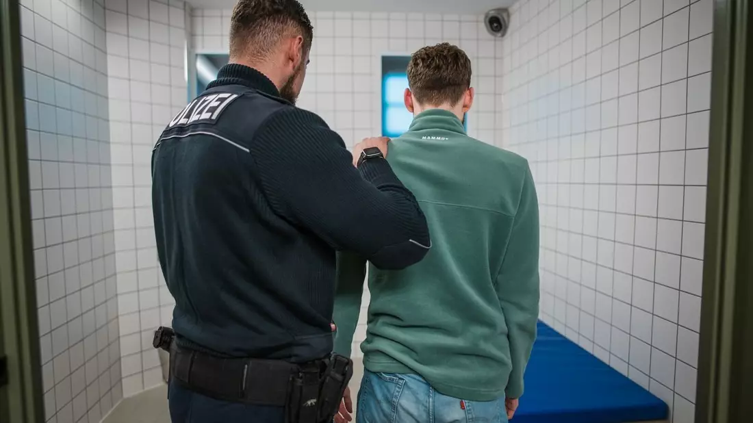 Bundespolizeidirektion München: 19-Jährige mit vier offenen Haftbefehlen/ Bundespolizei fünfmal bei Fahndung erfolgreich - Bild: presseportal.de