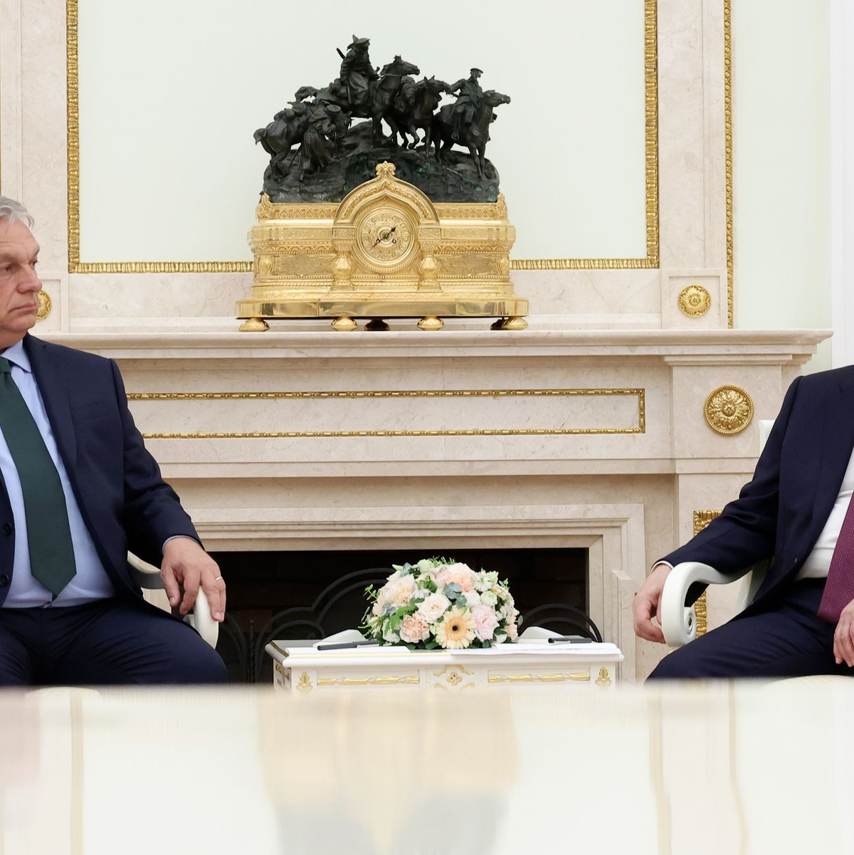 Händeschütteln in Moskau: Solche Bilder sollte es aus Sicht vieler EU-Staaten derzeit nicht geben. - Foto: Valeriy Sharifulin/Pool Sputnik Kremlin/AP/dpa