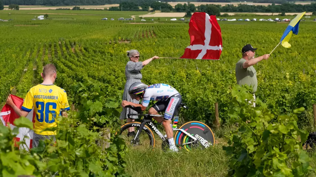 Biniam Girmay aus Eritrea gewann bei der diesjährigen Tour de France bereits seine zweite Etappe. - Bild: Jerome Delay/AP/dpa