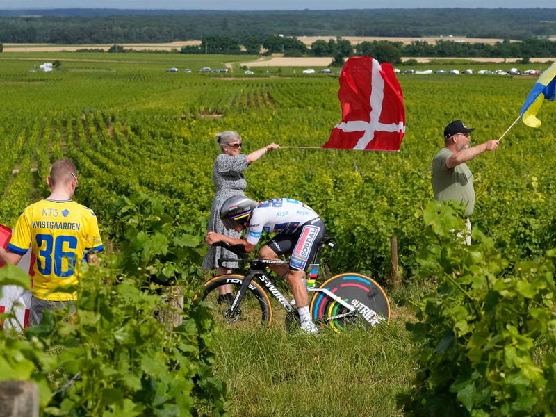 Während die aktuelle Frankreich-Tour vor schlimmen Vorfällen verschont blieb, erschütterte der Tod von Andre Drege während der Österreich-Rundfahrt die Radsportwelt. - Foto: Jerome Delay/AP/dpa