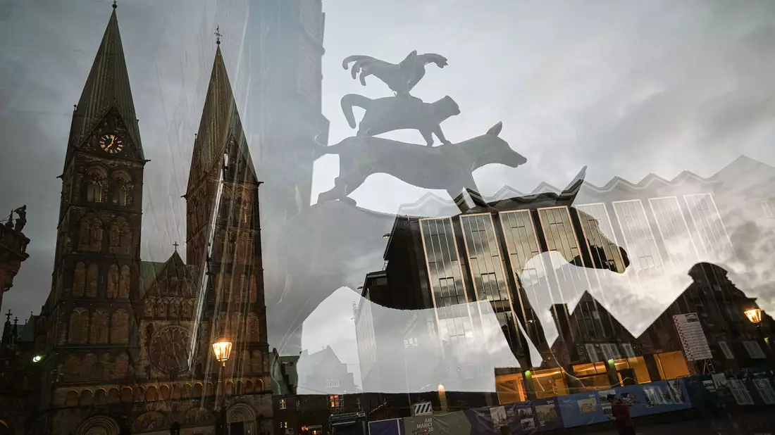 Aktivisten beschmieren Statue der Bremer Stadtmusikanten (Archivbild) - Bild: Mohssen Assanimoghaddam/dpa
