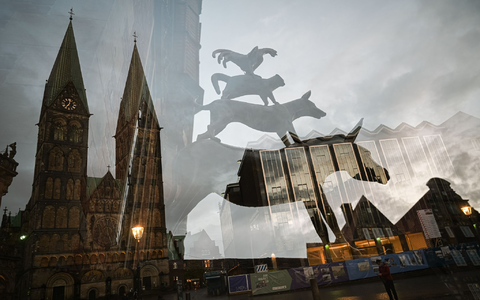 Aktivisten beschmieren Statue der Bremer Stadtmusikanten (Archivbild) - Foto: Mohssen Assanimoghaddam/dpa