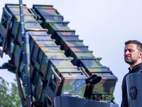 Selenskyj vor einer Patriot-Startrampe in Deutschland. (Archivbild) - Foto: Jens Büttner/dpa