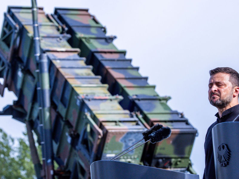 Selenskyj vor einer Patriot-Startrampe in Deutschland. (Archivbild) - Foto: Jens Büttner/dpa