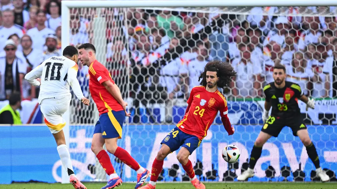  Spaniens Marc Cucurella (M) bekam im EM-Viertelfinale gegen Deutschland den Ball an die Hand. - Bild: Tom Weller/dpa