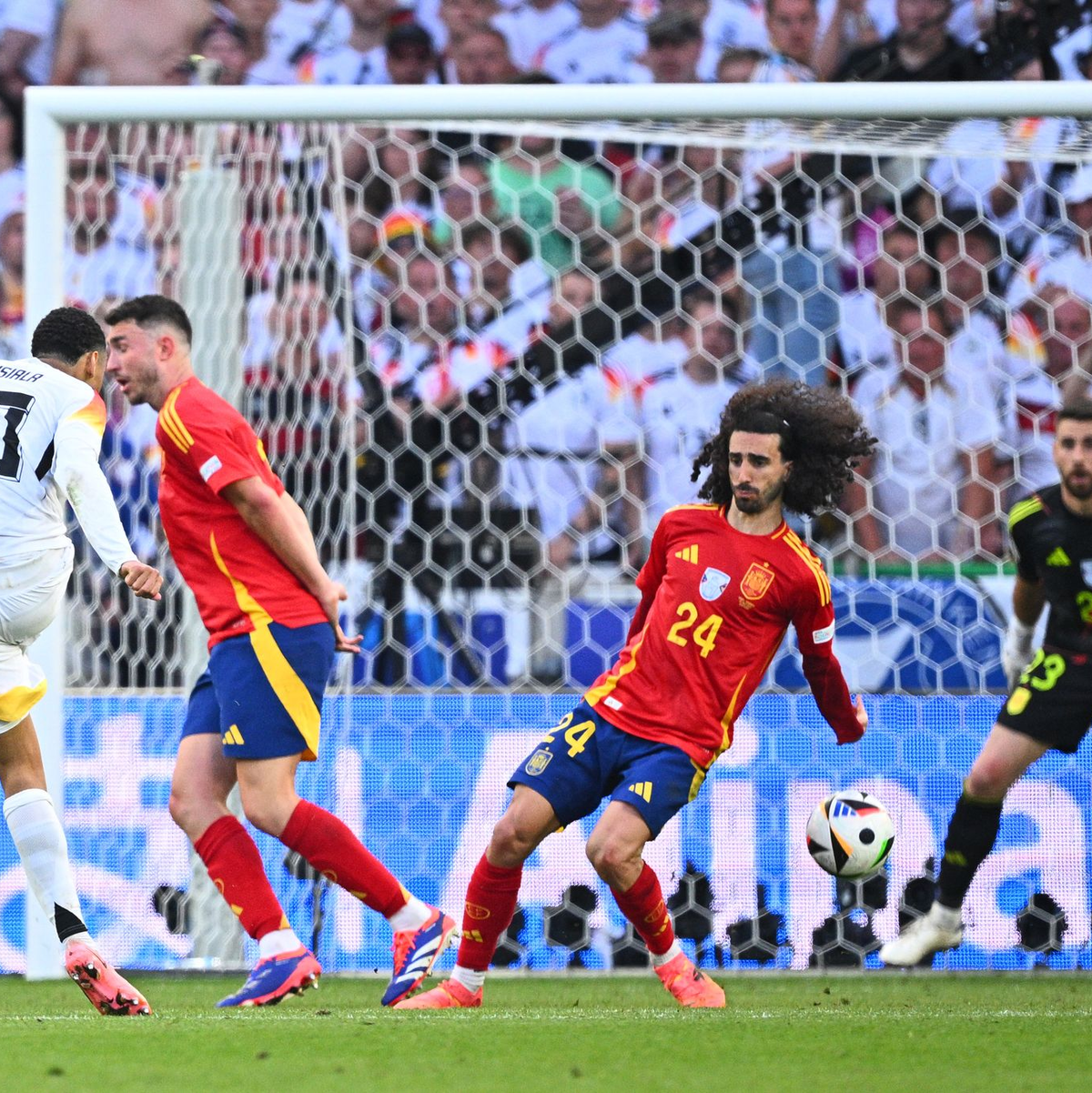 Eine Fehlentscheidung: Nach einem Bericht der UEFA-Schiedsrichterkommission hätte es für dieses Handspiel im EM-Viertelfinale Elfmeter für Deutschland geben müssen. - Foto: Tom Weller/dpa