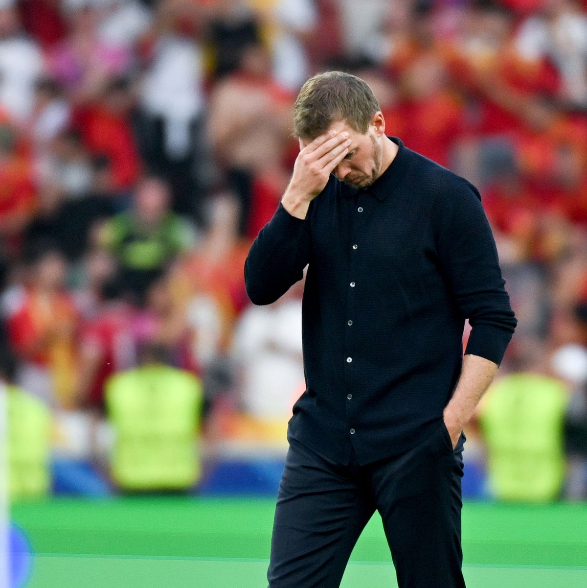 Thomas Müller tröstet Florian Wirtz nach dem EM-Aus. - Foto: Marijan Murat/dpa