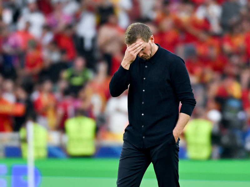 Thomas Müller tröstet Florian Wirtz nach dem EM-Aus. - Foto: Marijan Murat/dpa