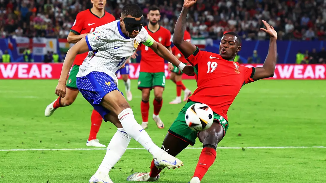 Portugals Pepe (l) wird nach dem EM-Aus von Cristiano Ronaldo getröstet. - Bild: Jens Büttner/dpa