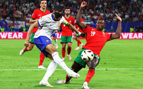 Portugals Pepe (l) wird nach dem EM-Aus von Cristiano Ronaldo getröstet. - Foto: Jens Büttner/dpa