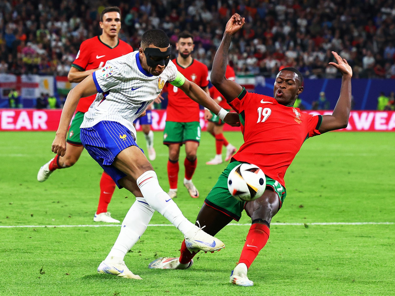 Portugals Pepe (l) wird nach dem EM-Aus von Cristiano Ronaldo getröstet. - Foto: Jens Büttner/dpa