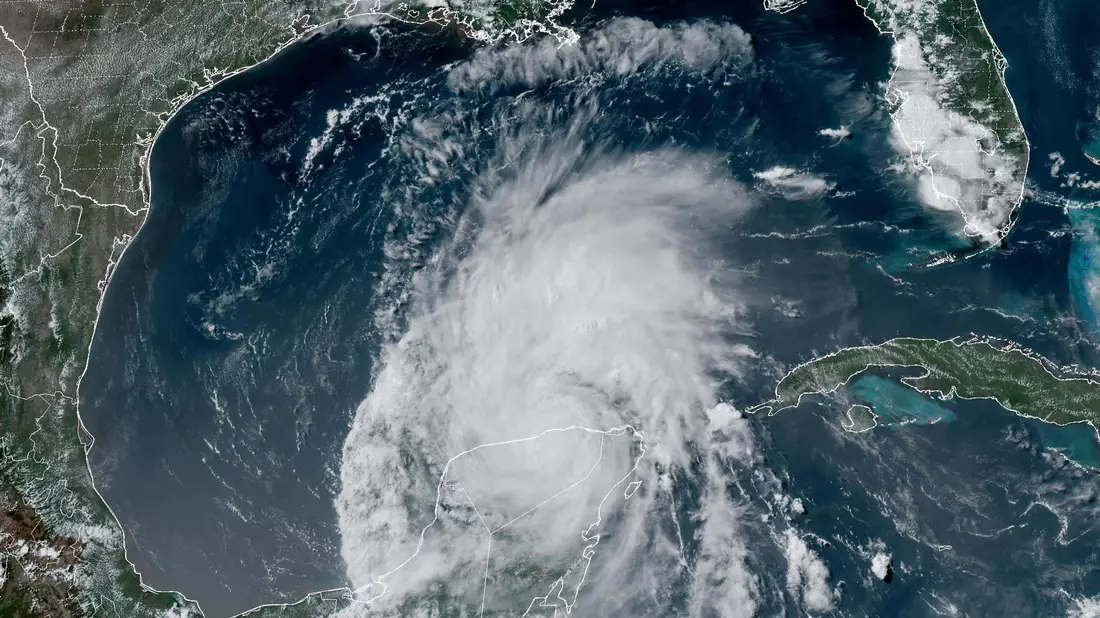 Im US-Bundesstaat Texas rechnen die Behörden mit gefährlichen Sturmfluten. - Bild: -/NOAA via AP/dpa
