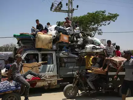 Palästinenser bergen eine Leiche im südlichen Gazastreifen - Foto: Jehad Alshrafi/AP
