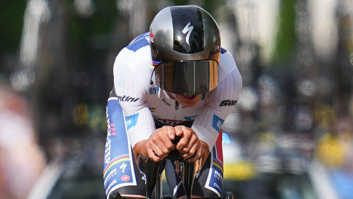 Der belgische Etappensieger Remco Evenepoel in Aktion. - Foto: Daniel Cole/AP/dpa