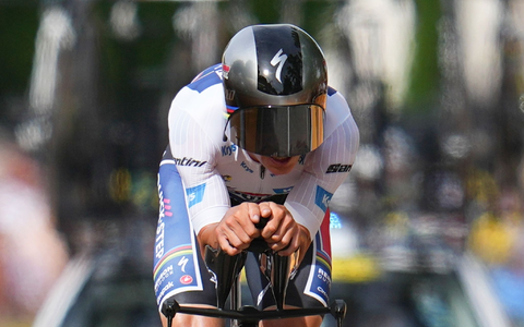 Der belgische Etappensieger Remco Evenepoel in Aktion. - Foto: Daniel Cole/AP/dpa