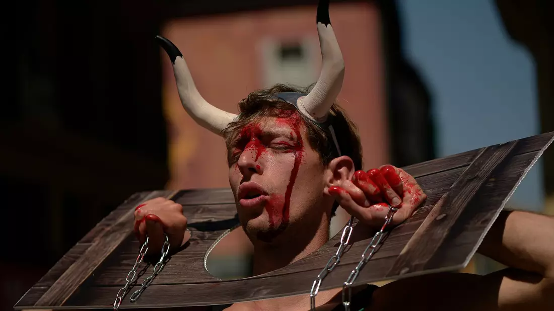 Die Stierhatz von Pamplona ist zunehmend umstritten. - Bild: Alvaro Barrientos/AP/dpa