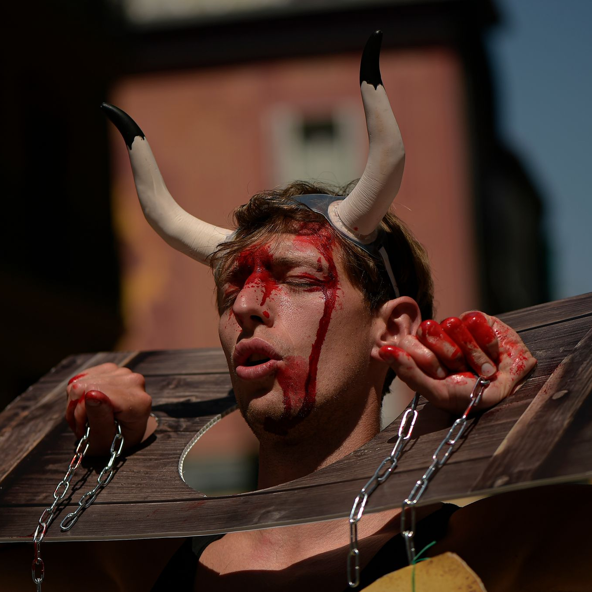 Die Stierhatz von Pamplona ist zunehmend umstritten. - Foto: Alvaro Barrientos/AP/dpa