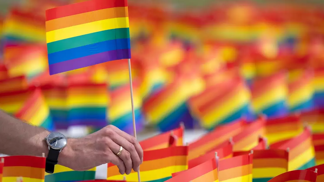 Auch gegen die Regenbogenfahne wurde bei den Vereinten Nationen schon protestiert. Sie symbolisiert Toleranz gegenüber allen Menschen, die sich nicht im traditionellen Rollenbild zwischen Mann und Frau sehen. (Archiv) - Bild: Monika Skolimowska/dpa